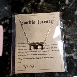 Faux gold tone 1989 taylor swift necklace